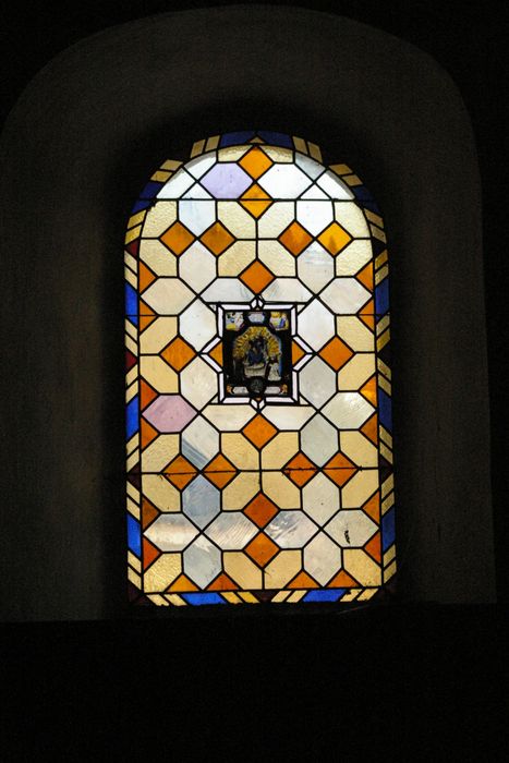 fragments de verrière : Vierge à l'Enfant avec saint Dominique et sainte Catherine de Sienne, Annonciation - © Ministère de la Culture (France), Conservation des antiquités et des objets d’art de Haute-Savoie – Tous droits réservés 