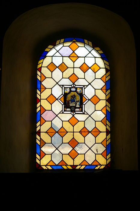 fragments de verrière : Vierge à l'Enfant avec saint Dominique et sainte Catherine de Sienne, Annonciation - © Ministère de la Culture (France), Conservation des antiquités et des objets d’art de Haute-Savoie – Tous droits réservés 