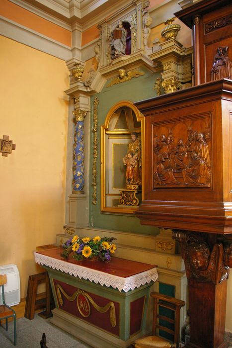 autel latéral, retable, statue : Saint Joseph et l’Enfant - © Ministère de la Culture (France), Conservation des antiquités et des objets d’art de Haute-Savoie – Tous droits réservés