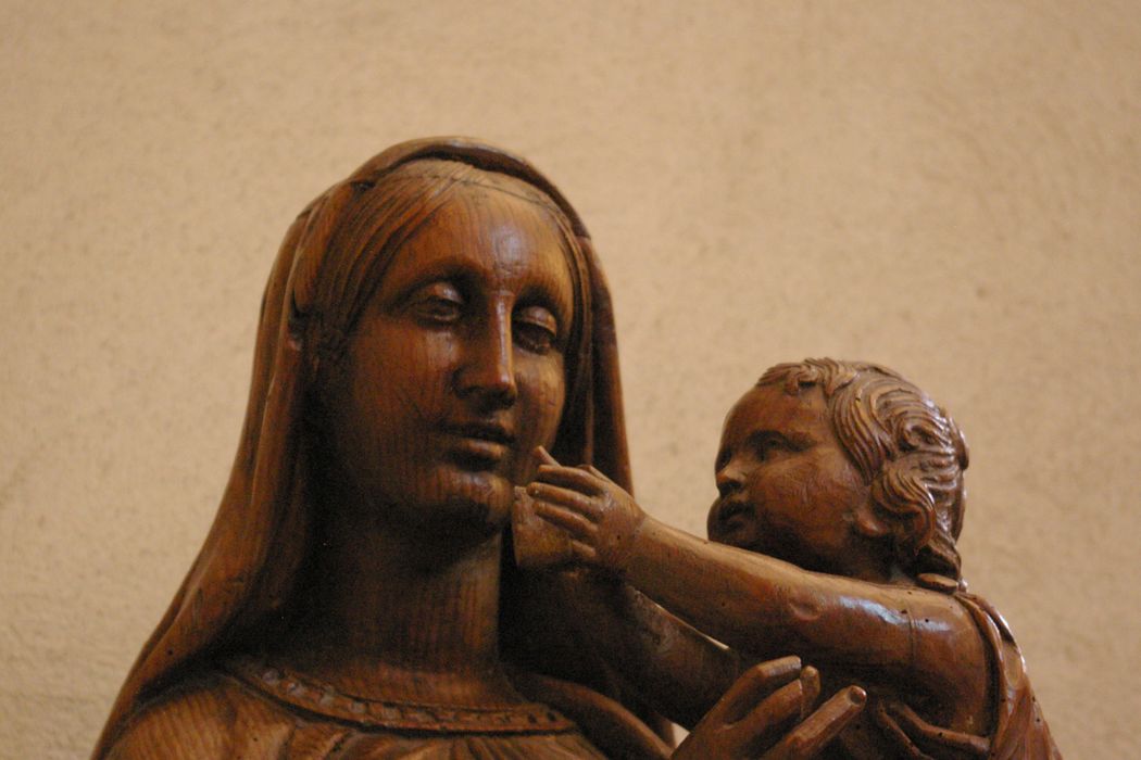 statue : Vierge à l'Enfant, vue partielle - © Ministère de la Culture (France), Conservation des antiquités et des objets d’art de Haute-Savoie – Tous droits réservés 