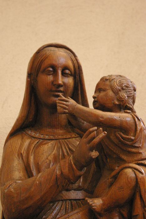 statue : Vierge à l'Enfant, vue partielle - © Ministère de la Culture (France), Conservation des antiquités et des objets d’art de Haute-Savoie – Tous droits réservés 