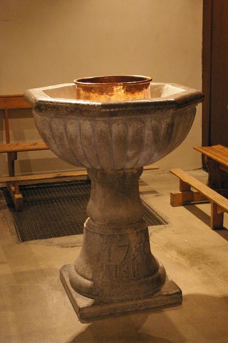 fontaine baptismale servant de bénitier - © Ministère de la Culture (France), Conservation des antiquités et des objets d’art de Haute-Savoie – Tous droits réservés