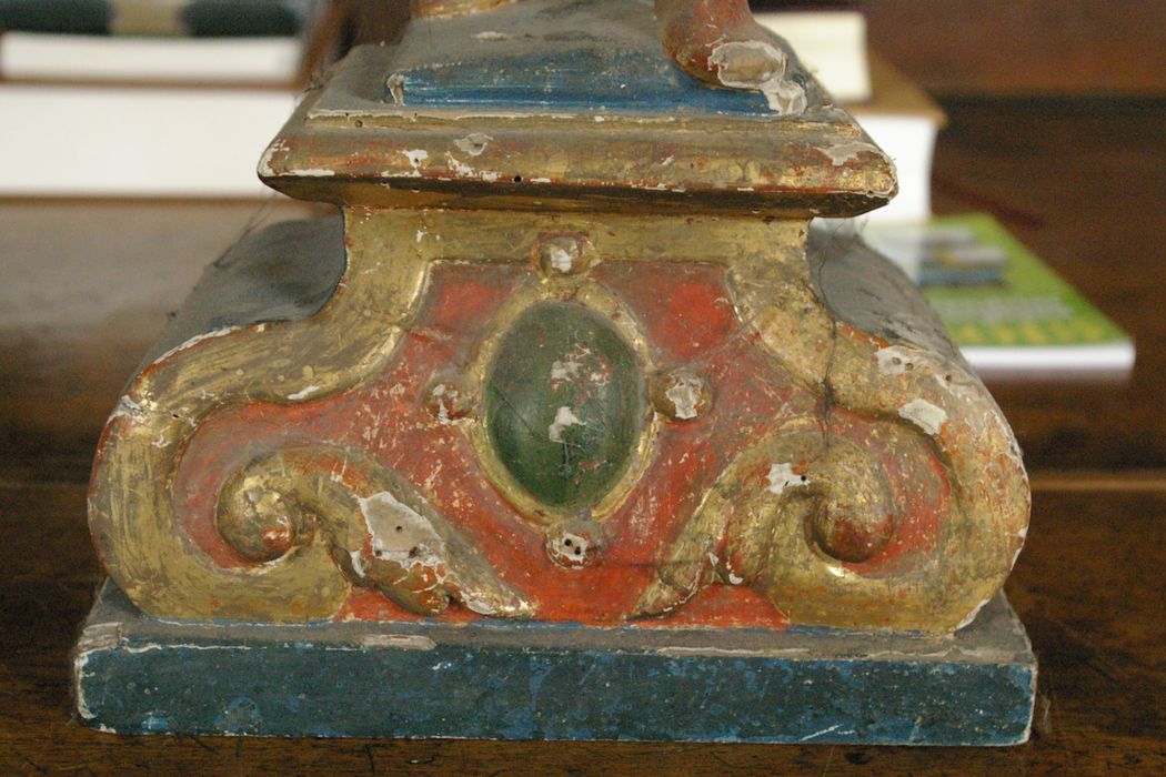 statue (statuette) : Ange tenant une torche n°1, détail - © Ministère de la Culture (France), Conservation des antiquités et des objets d’art de Haute-Savoie – Tous droits réservés 