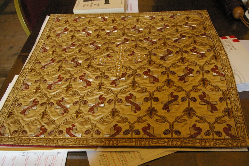 voile de calice (ornement dit des saints de Savoie) - © Ministère de la Culture (France), Conservation des antiquités et des objets d’art de Haute-Savoie – Tous droits réservés 