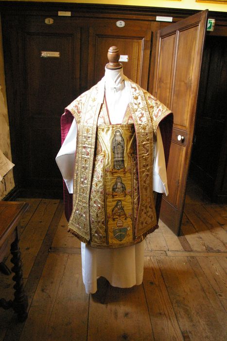 Ornement rouge dit ornement du ministère des Cultes (chasuble, dalmatique, quatre chapes, deux manipules, deux étoles, une bourse de corporal, deux voiles de calice et un voile huméral)