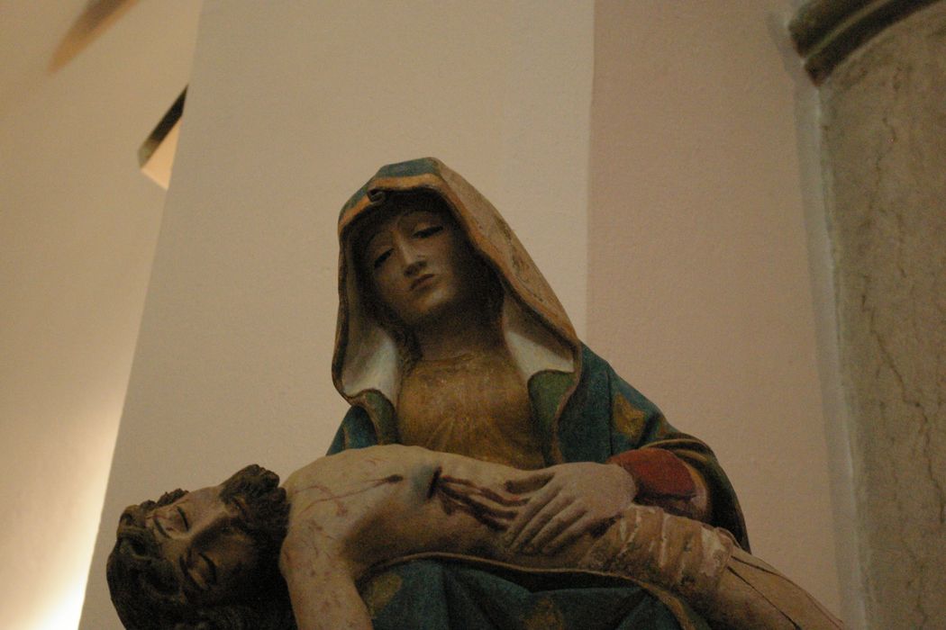 groupe sculpté : Vierge de Pitié, vue partielle