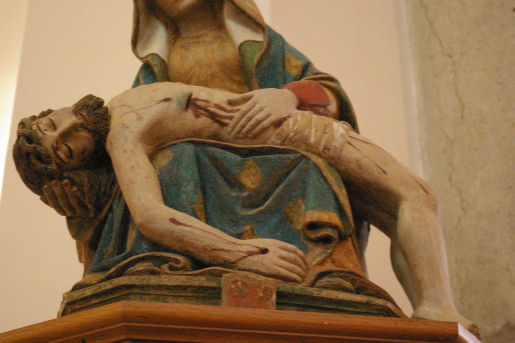 groupe sculpté : Vierge de Pitié, vue partielle