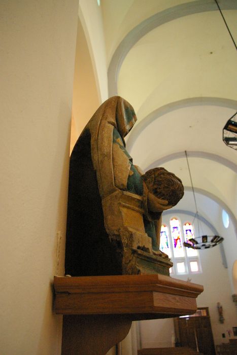 groupe sculpté : Vierge de Pitié, profil droit