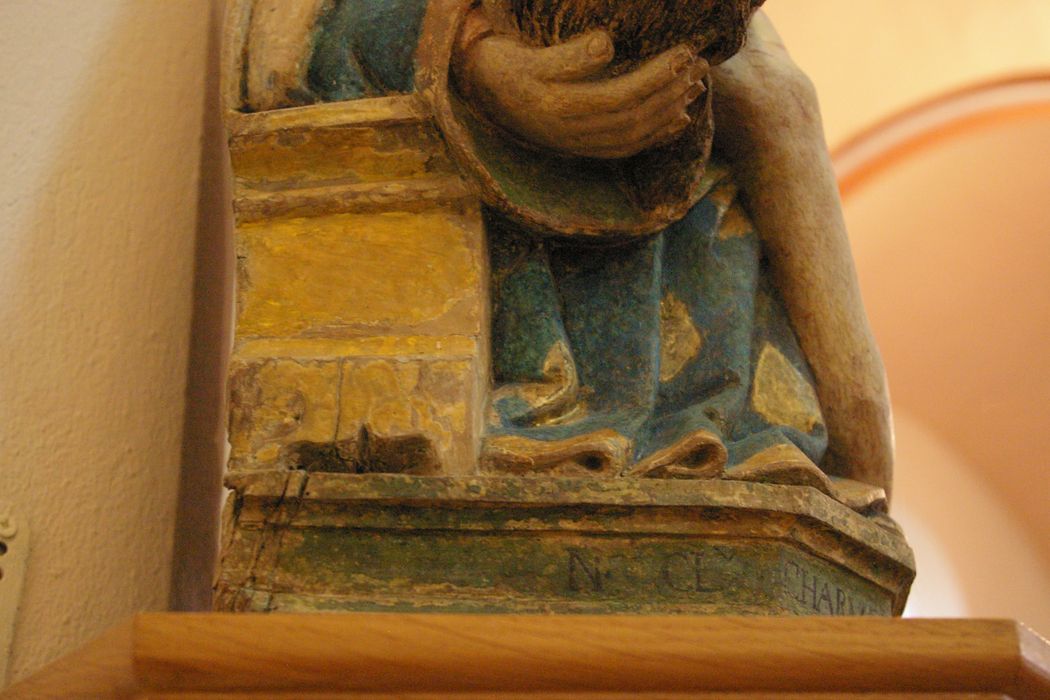groupe sculpté : Vierge de Pitié, détail de l’inscription