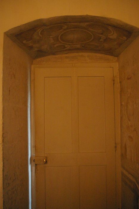 peintures monumentales de la salle du 1er étage : personnages dans des cartouches, détail