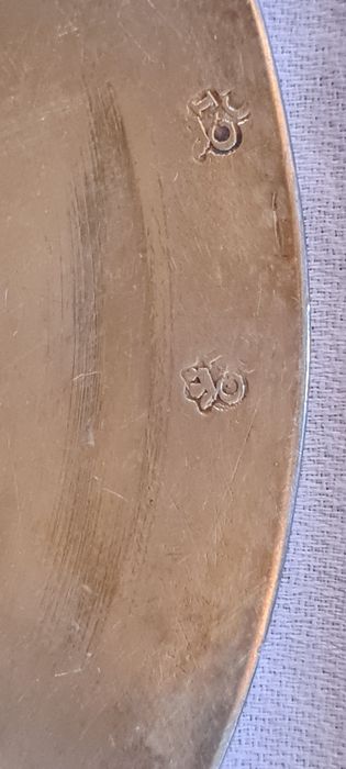 patène, détail des poinçons - © Ministère de la Culture (France), Conservation des antiquités et des objets d’art de Haute-Savoie – Tous droits réservés 