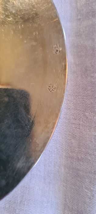 patène, détail des poinçons - © Ministère de la Culture (France), Conservation des antiquités et des objets d’art de Haute-Savoie – Tous droits réservés 
