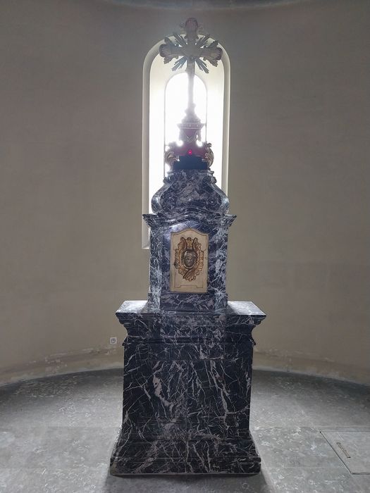 tabernacle et croix d'autel (vestiges du maître-autel)