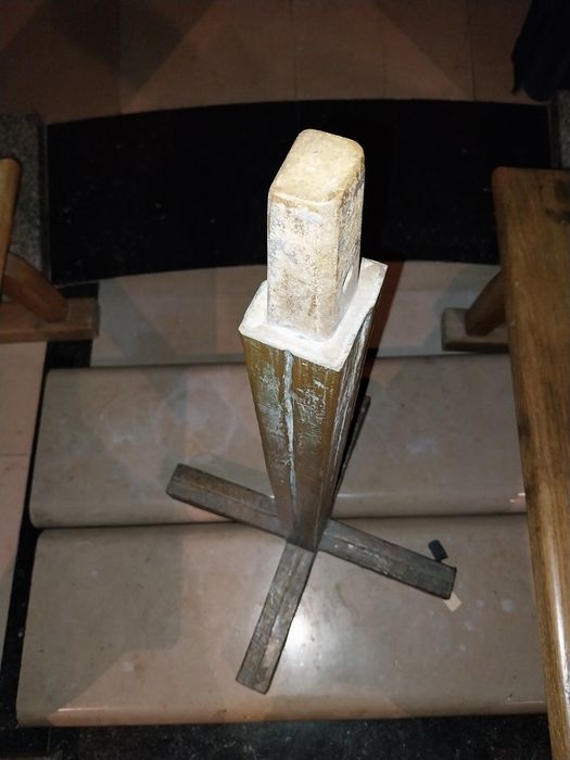 statue : Christ en croix (socle, détail)