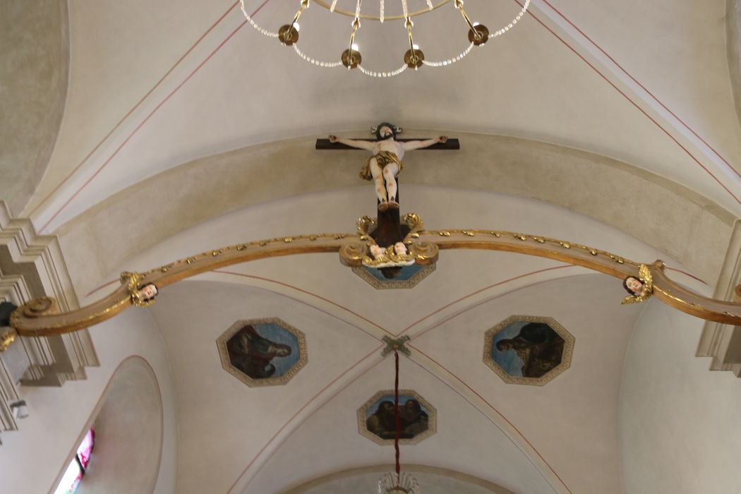 statue : Christ en croix