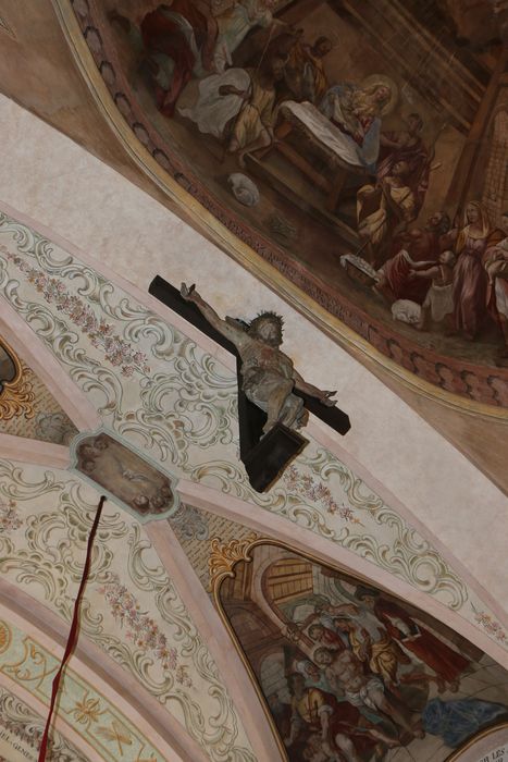 statue : Christ en croix