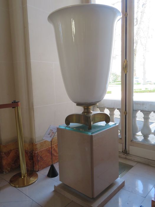 Lampadaire composé d'une tulipe de porcelaine sur un pied de bronze doré