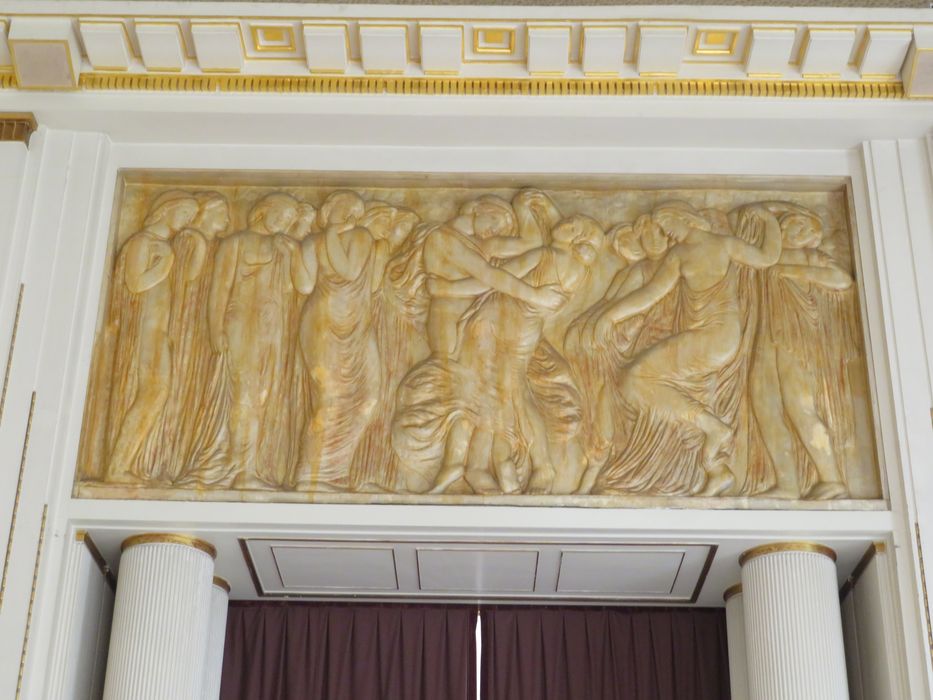 Bas-relief : Allégorie du Commerce et de l'Industrie