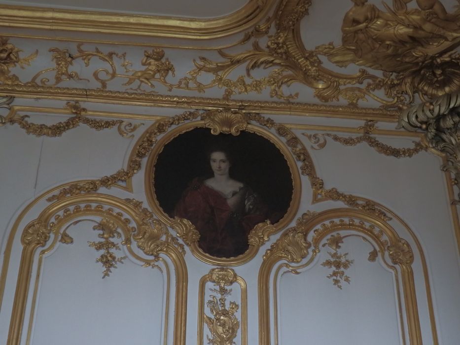 1er étage, salon, lambris de revêtement, détail d’un portrait féminin