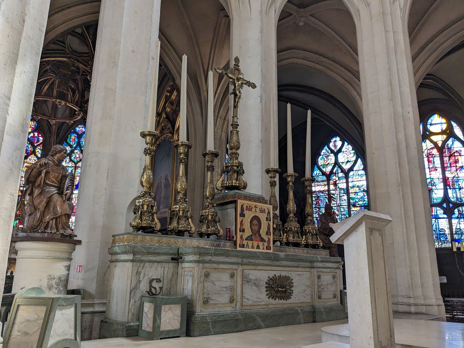 chandeliers, croix du maître-autel (garniture d’autel)