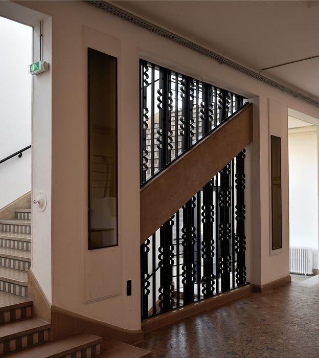 vitrines murales encastrées sur le palier au niveau de la mezzanine