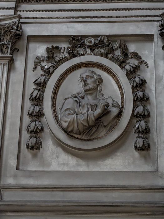 bas-relief : Saint Jean l'Evangéliste