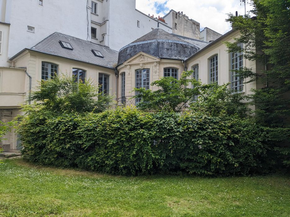 façade sur jardin, vue partielle