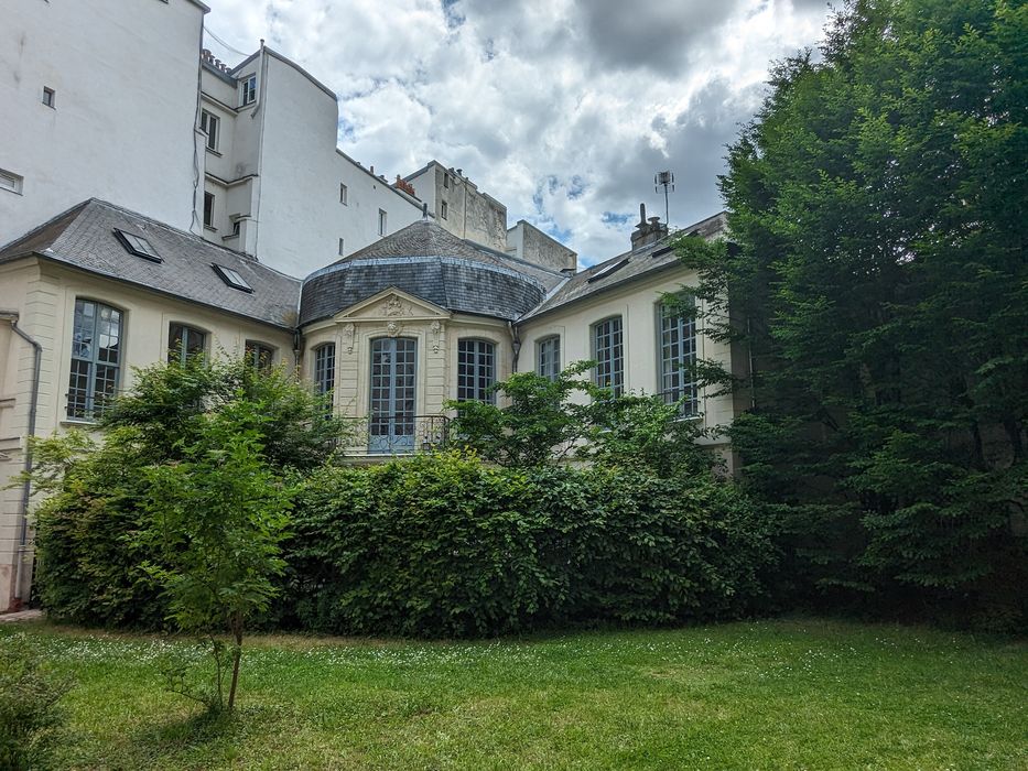 façade sur jardin, vue partielle