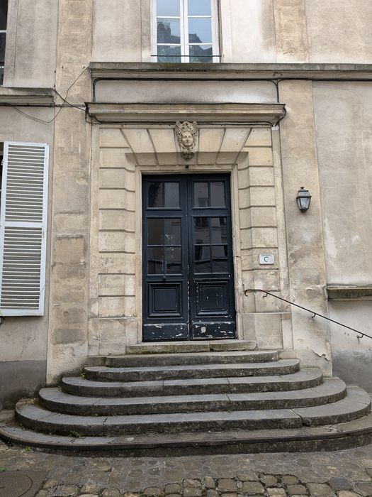 porte d’accès sur la cour intérieure