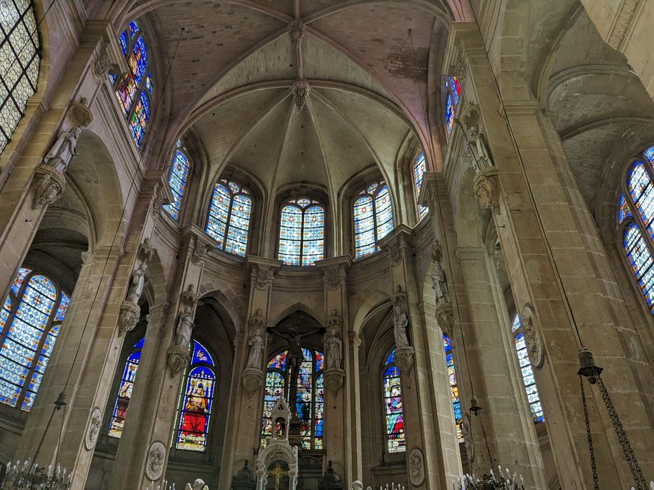 statues : Saint Chrysostôme, Saint Vincent, Saint Pierre, Saint Gilles, Le Christ, Saint Joseph, Saint Paul, Saint Charles, Saint Augustin