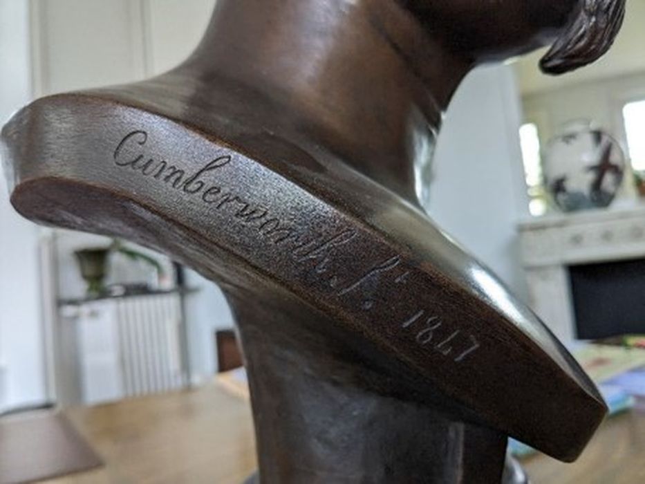 buste : Paul Féval, détail de la signature