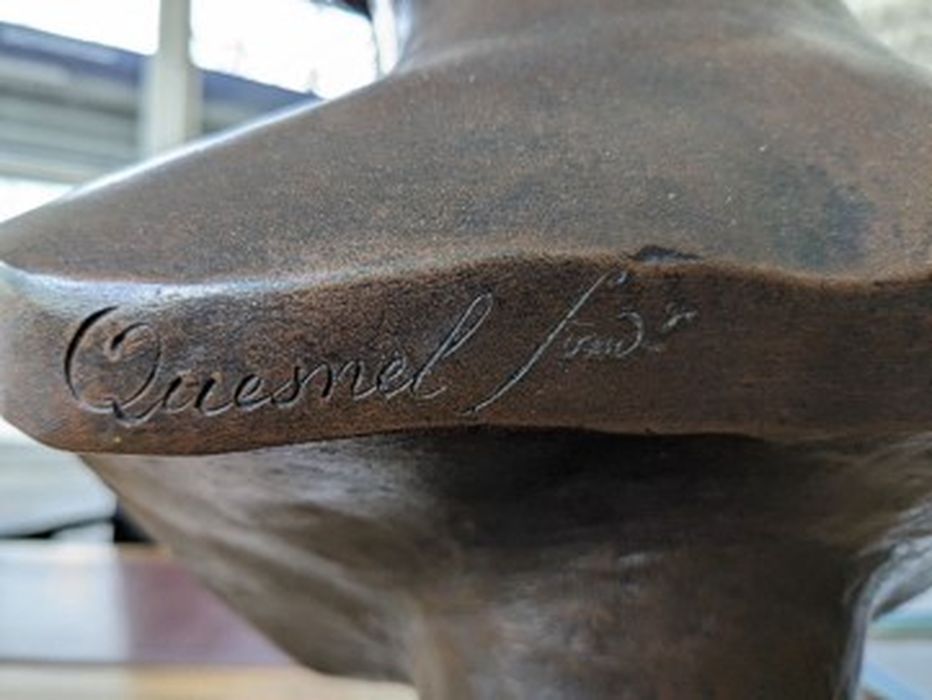 buste : Paul Féval, détail de la signature