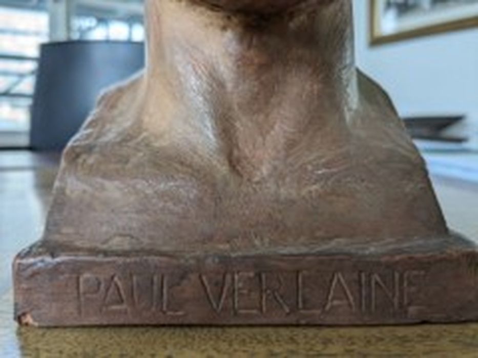 buste : Paul Verlaine, détail de l’inscription