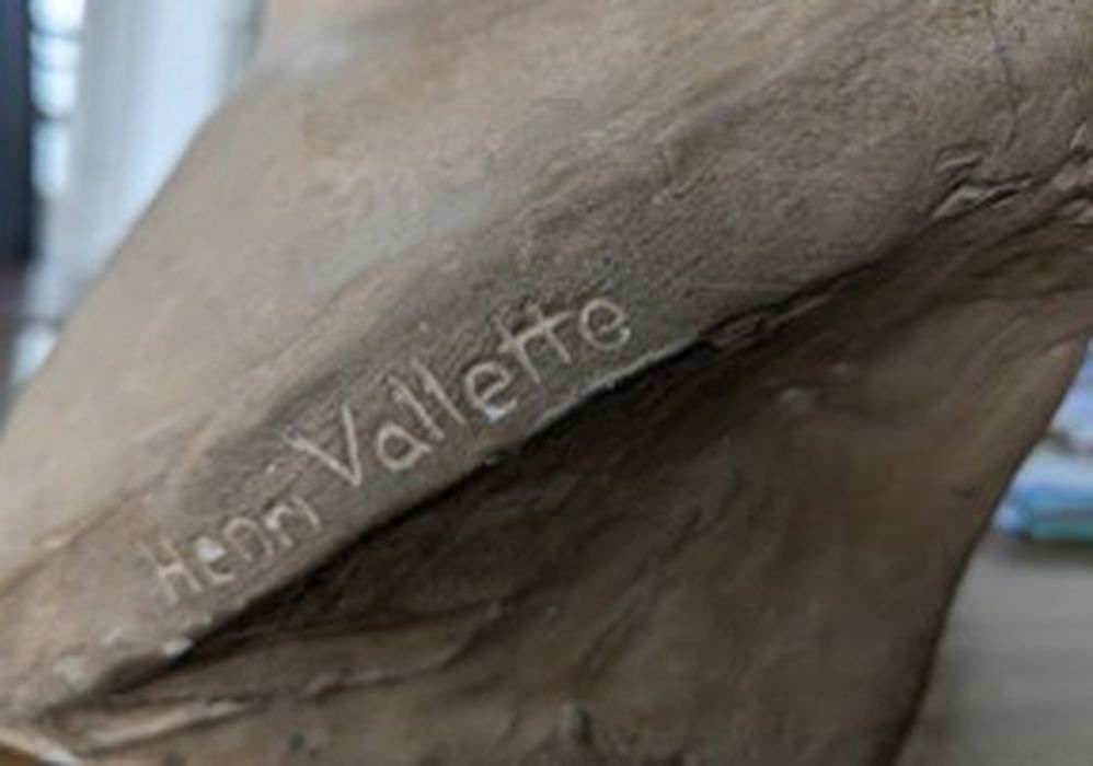 buste : Paul Valéry, détail de la signature