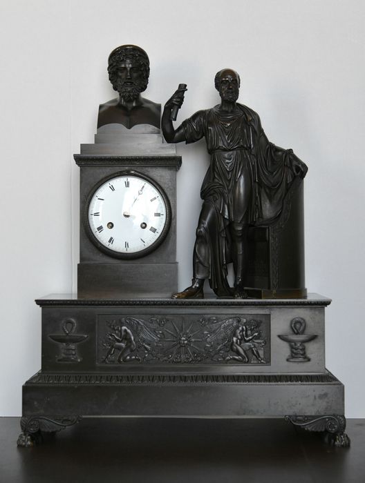 Pendule représentant Hippocrate appuyé sur le buste d'Esculape