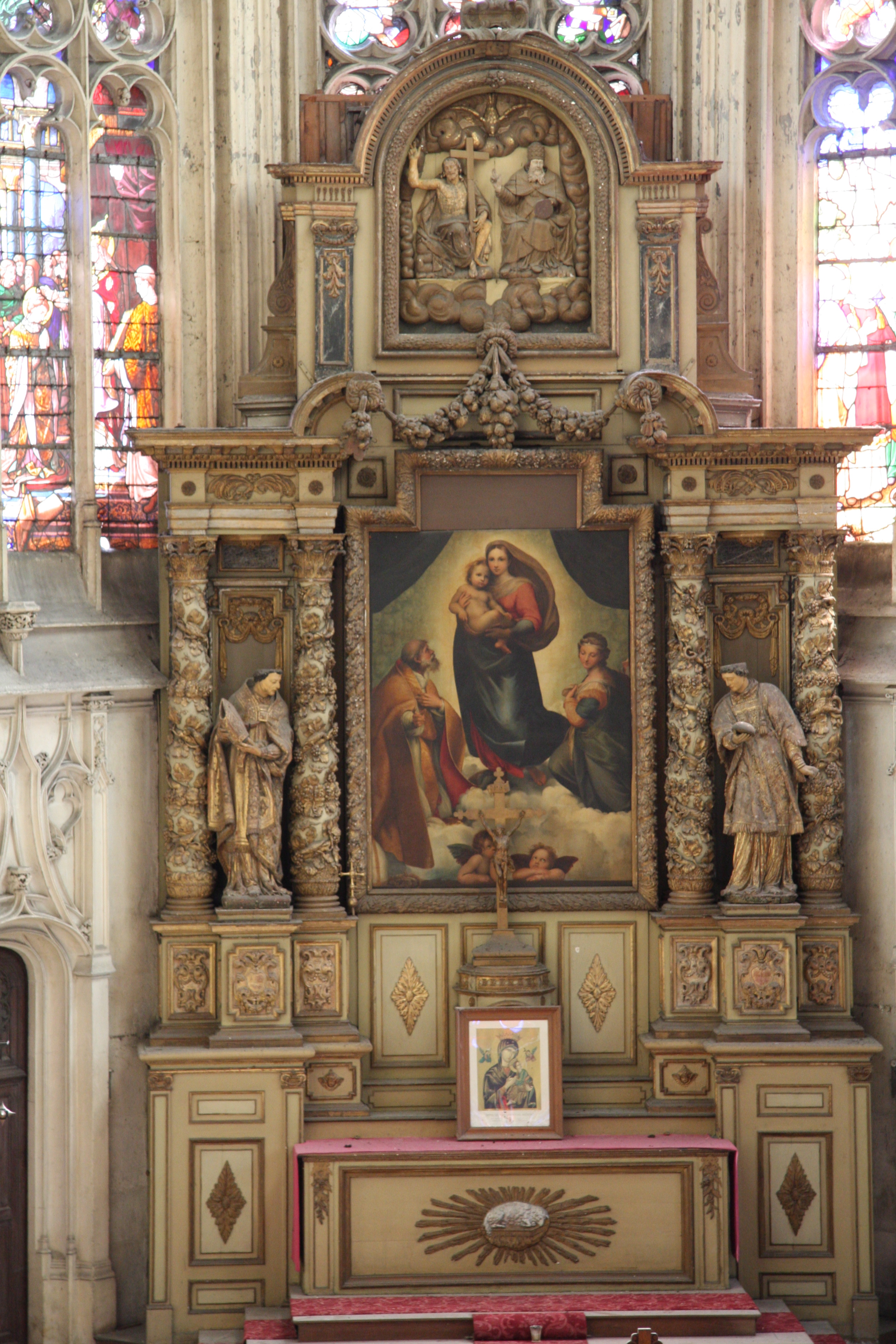 Autel (maître-autel), son gradin, son tabernacle, son retable, le bas-relief : Trinité, et les deux statues : Saint Nicaise et Saint Quirin