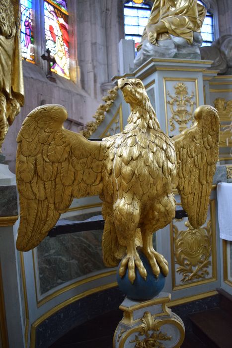 Aigle-lutrin, vue partielle
