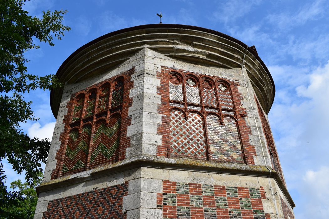 pigeonnier, vue partielle des décors des maçonneries