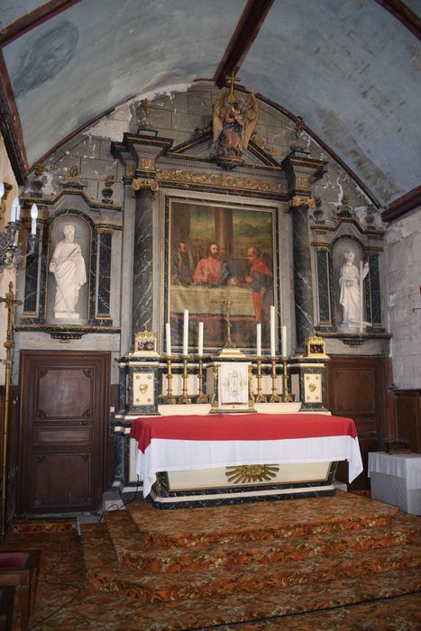 Autel (maître-autel), retable, tableau : Disciples d'Emmaüs et trois statues : Saint Pierre, Saint Paul et Ange adorateur