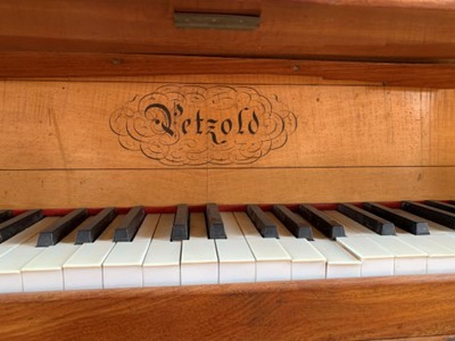 piano forte dit piano carré n°895, détail de la plaque du facteur Petzold et du clavier