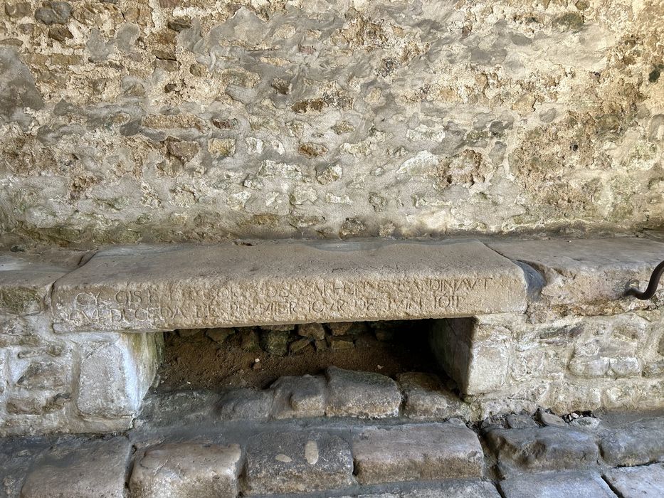dalle funéraire de Catherine Cardinaut - © Ministère de la Culture (France), Conservation des antiquités et des objets d’art des Deux-Sèvres – Tous droits réservés 