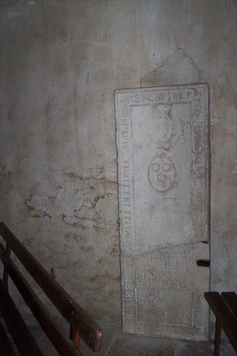 dalle funéraire de Marie le Clerc - © Ministère de la Culture (France), Conservation des antiquités et des objets d’art des Deux-Sèvres – Tous droits réservés 
