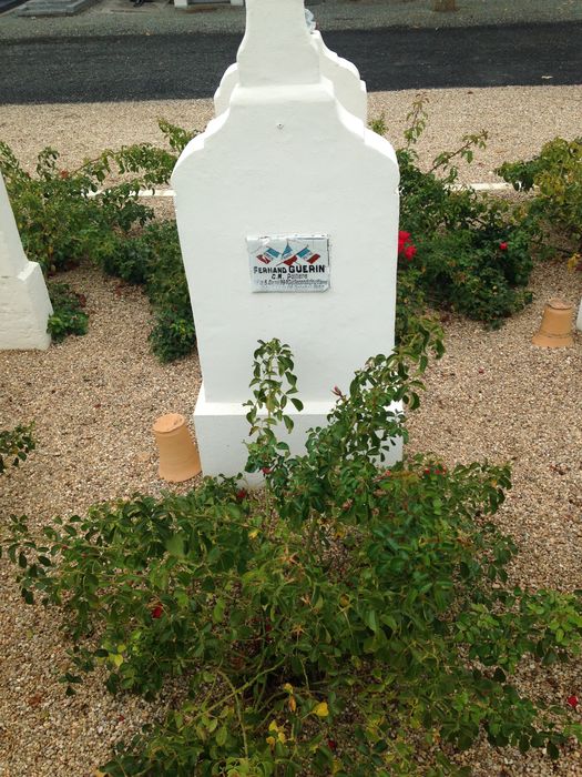 plaque in memoriam en porcelaine apposée sur la tombe de Monsieur Guerin - © Ministère de la Culture (France), Conservation des antiquités et des objets d’art des Deux-Sèvres – Tous droits réservés