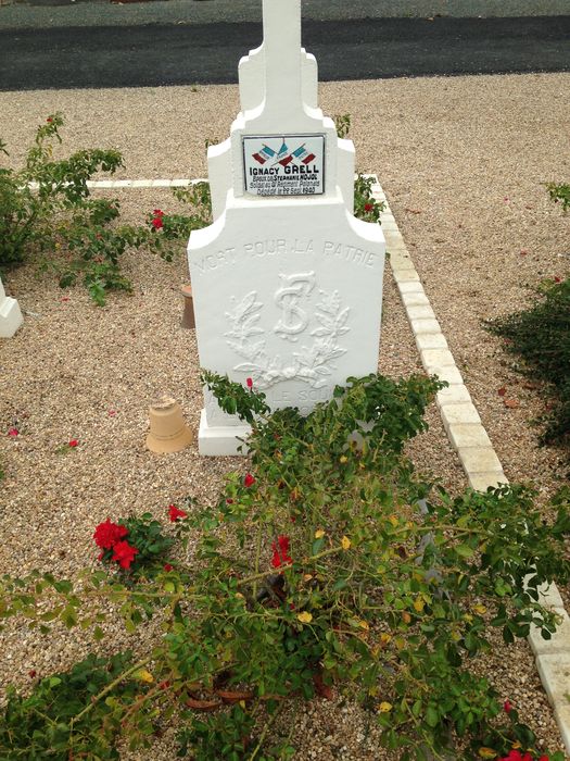 plaque in memoriam en porcelaine apposée sur la tombe de Monsieur Grell - © Ministère de la Culture (France), Conservation des antiquités et des objets d’art des Deux-Sèvres – Tous droits réservés