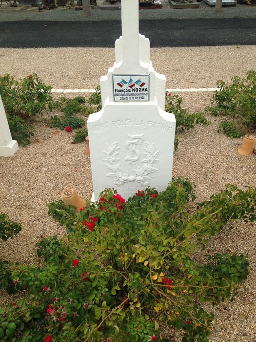 plaque in memoriam en porcelaine apposée sur la tombe de Monsieur Kozka - © Ministère de la Culture (France), Conservation des antiquités et des objets d’art des Deux-Sèvres – Tous droits réservés