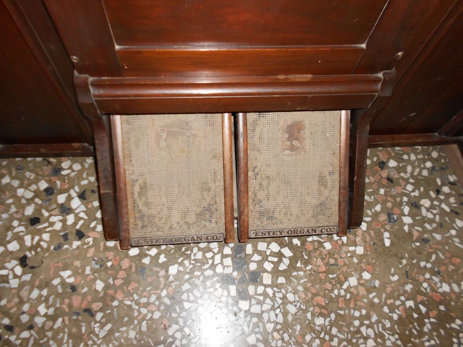 harmonium, détail - © Ministère de la Culture (France), Conservation des antiquités et des objets d’art des Deux-Sèvres – Tous droits réservés 