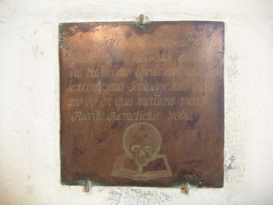 plaque funéraire : épitaphe sur plaque de cuivre