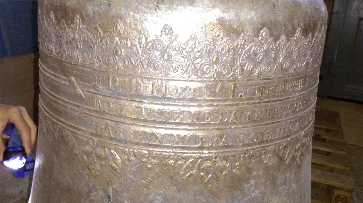 cloche, détail de l’inscription