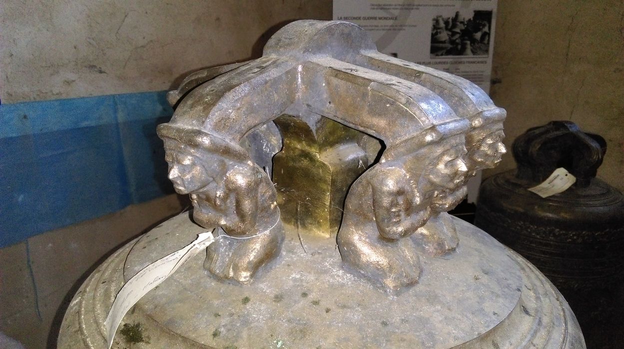 cloche, détail des anses