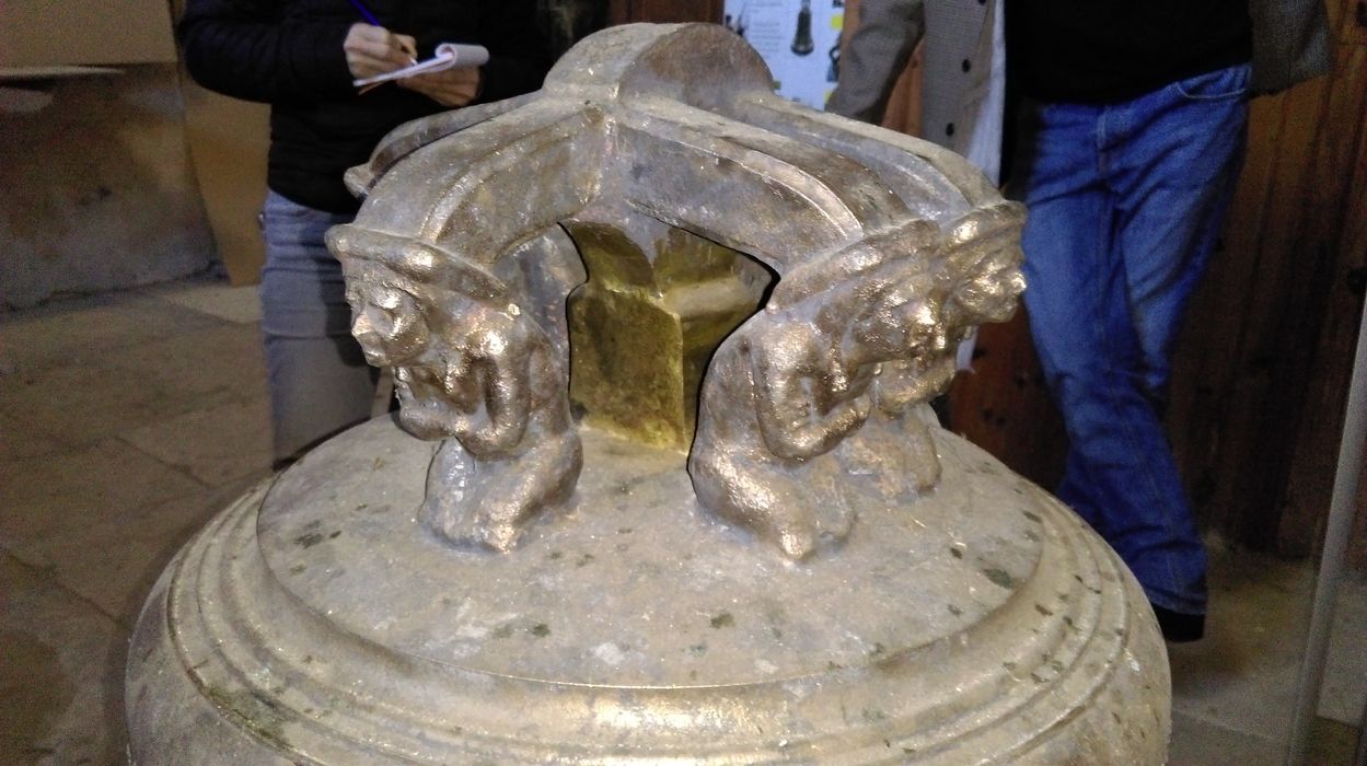 cloche, détail des anses